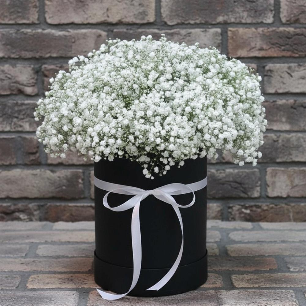 Цветочная композиция из Гипсофила в шляпной коробке в Рождествено