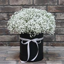 Цветочная композиция из Гипсофила в шляпной коробке в Рождествено