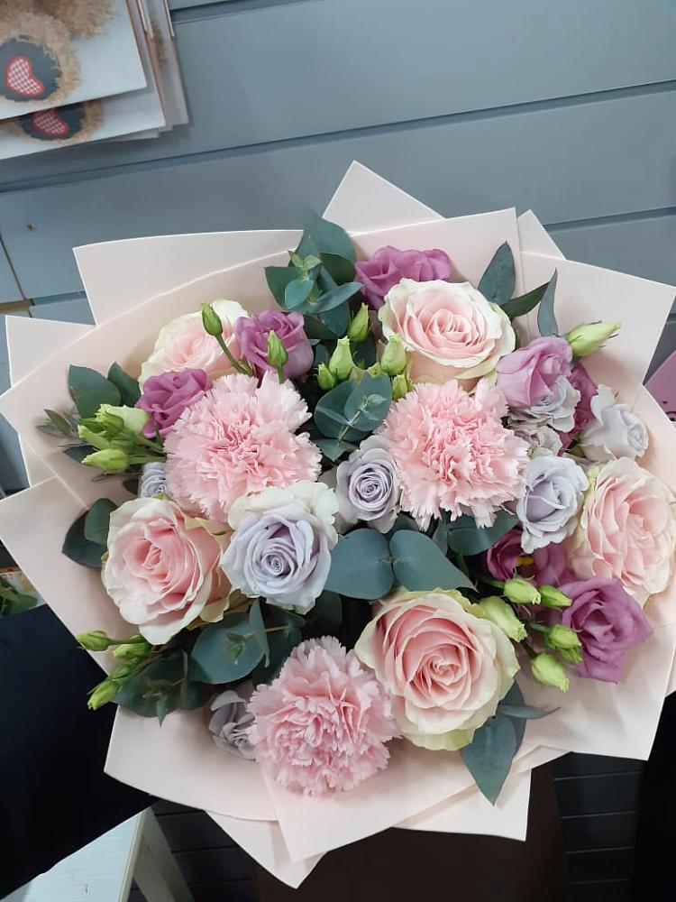 Букет цветов из: Розы, Гвоздики и Лизиантусы в Рождествено